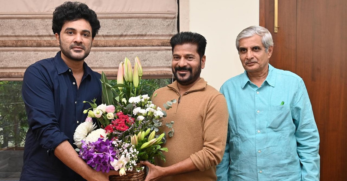 తెలంగాణ ముఖ్య‌మంత్రి రేవంత్ రెడ్డికి రూ.15ల‌క్ష‌ల చెక్కును అంద‌జేసిన సిద్ధు జొన్న‌ల‌గ‌డ్డ‌