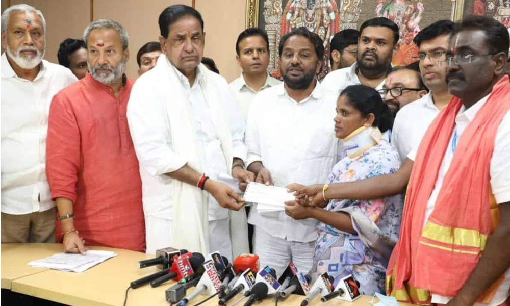 Tirupathi: తిరుపతి తొక్కిసలాట ఘటన… బాధితులకు చెక్ పంపిణీ చేసిన చైర్మన్ బి ఆర్ నాయుడు!