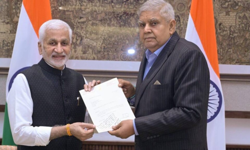 AP: రాజీనామాలు చేసినంత మాత్రాన జగన్ క్రేజ్ తగ్గదు…. కేసుల భయంతోనే రాజీనామా?