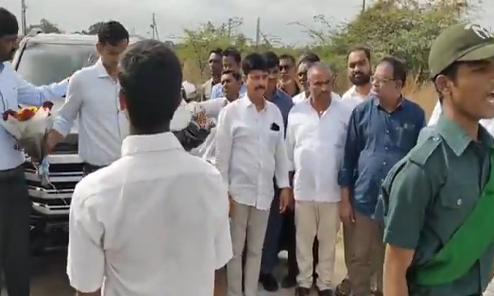 TG: పిల్లల పరేడ్ తో సీఎం సోదరుడికి స్వాగతం….. బాడీగార్డ్ లా మారిన వికారాబాద్ కలెక్టర్?