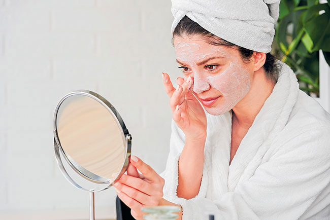 ముఖంపై నల్ల మచ్చల వల్ల ఇబ్బందులు పడుతున్నారా.. చెక్ పెట్టే క్రేజీ చిట్కాలివే!