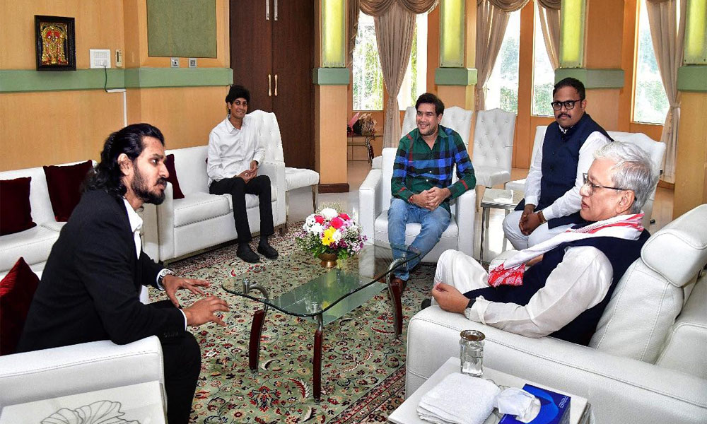 తెలంగాణ గవర్నర్ ని కలిసిన హీరో నిఖిల్.. కారణమేమిటో?