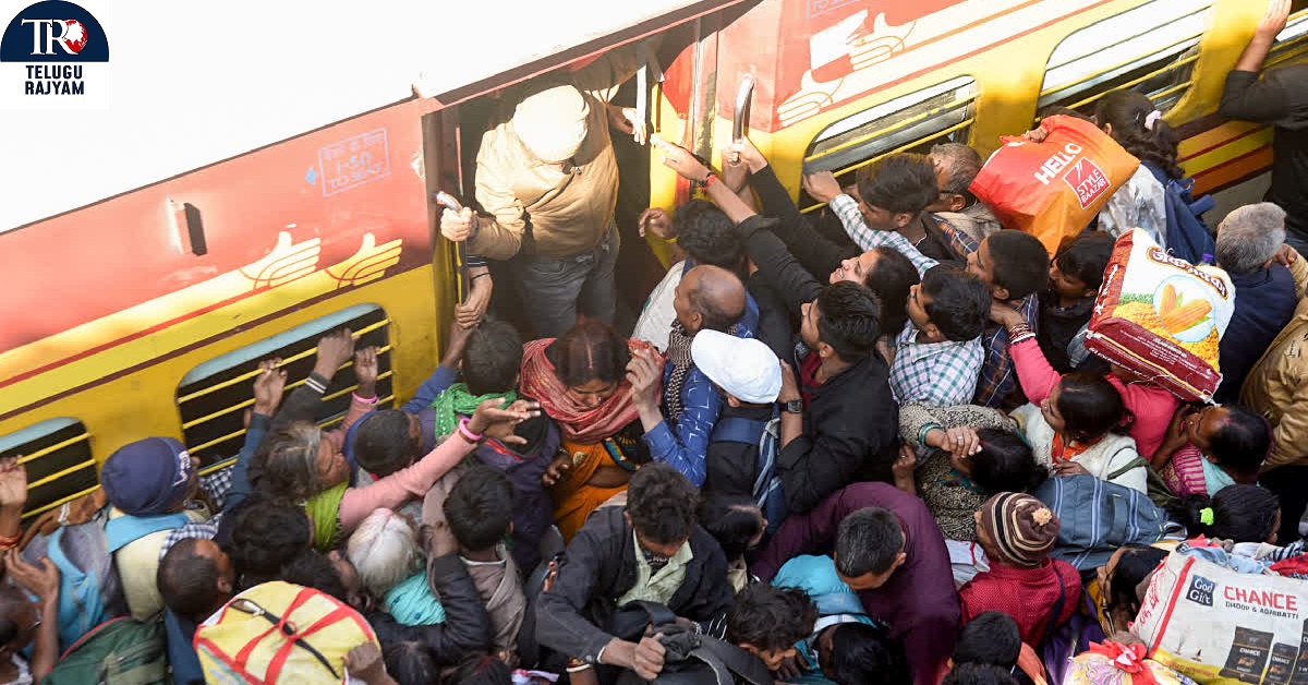 Delhi Railway Station: ఢిల్లీ రైల్వే స్టేషన్‌లో భయానక తొక్కిసలాట.. అసలు కారణమిదే..