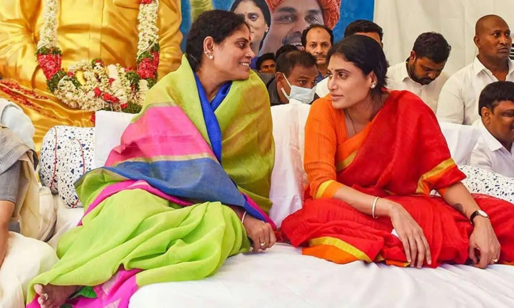 Y.S.Vijayamma: ఆ విషయంలో తల్లిని బ్లాక్మెయిల్ చేస్తున్న షర్మిల…. వైసీపీ నేత సంచలన వ్యాఖ్యలు!