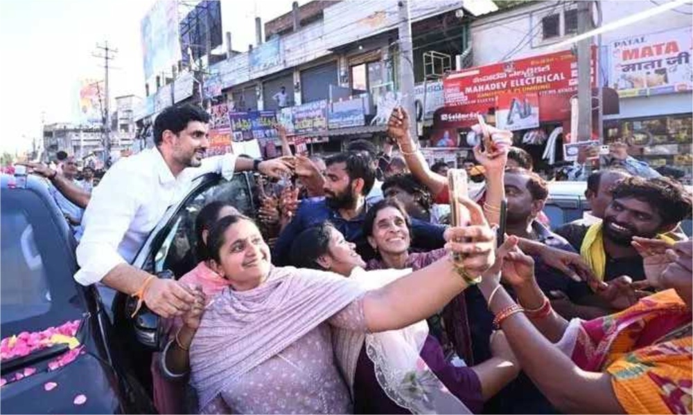 Nara Lokesh: ఎన్టీఆర్ ఫ్లెక్సీ చేత పట్టిన నారా లోకేష్… సంతోషంలో తేలిపోతున్న అభిమానులు!