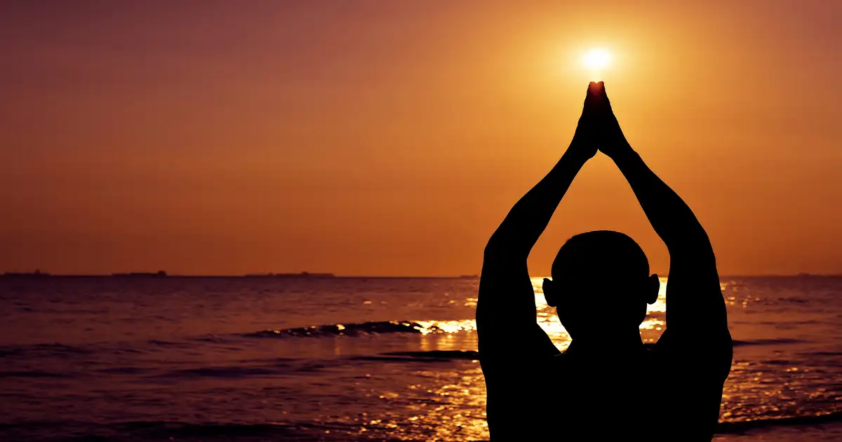 సూర్య నమస్కారాలు చేయడం వల్ల కలిగే లాభాలివే.. ఈ విషయాలు మీకు తెలుసా?
