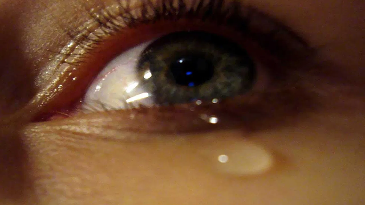 కళ్ల నుంచి నీళ్లు కారుతున్నాయా.. ఈ చిట్కాలు పాటిస్తే సమస్యకు పరిష్కారం!