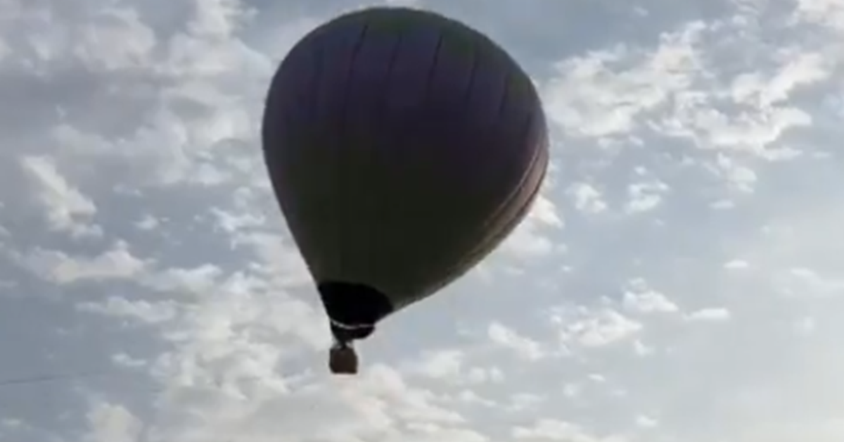 వీడియో: అనుకోకుండా గాలిలోకి ఎగిరిన బెలూన్.. 100 అడుగుల నుంచి పడిపోయిన వ్యక్తి
