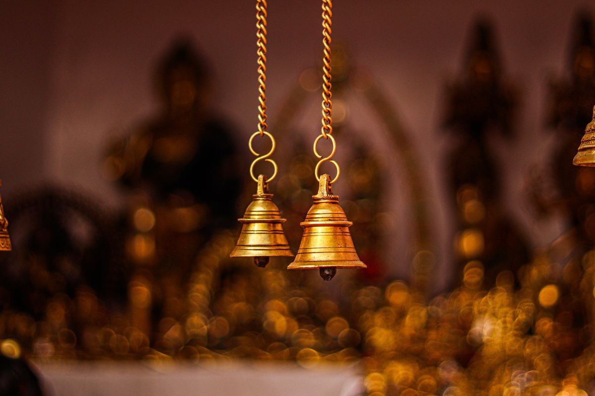 గుడిలో గంట మోగించడం వెనుక అసలు కారణాలివే.. ఈ షాకింగ్ విషయాలు తెలుసా?