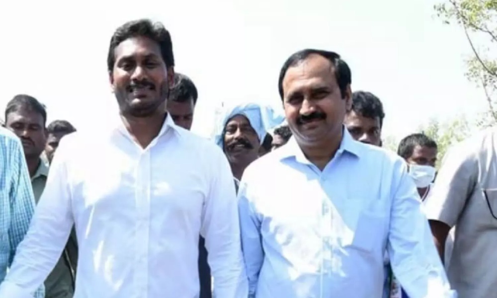 Amaravathi: అమరావతి బాధ్యతలను ఆ నేతకు అప్పగించిన జగన్…. జగన్ టార్గెట్ అదేనా?