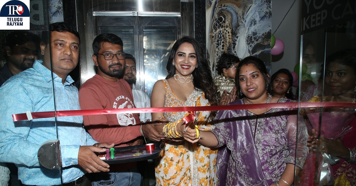 మణికొండలో “గ్రీన్ ట్రెండ్స్ యూనిసెక్స్ హెయిర్ అండ్ స్టైల్ సెలూన్” ప్రారంభించిన ప్రముఖ నటి హిమజ