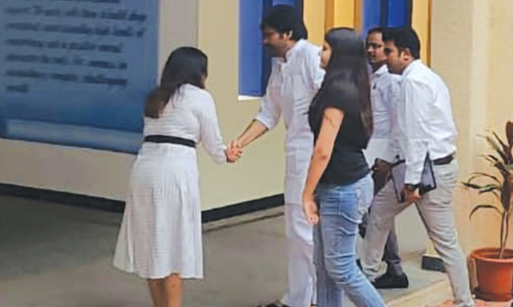 Pawan Kalyan: కొడుకు అడ్మిషన్స్ కోసం సంగారెడ్డికి వచ్చిన పవన్ కళ్యాణ్.. ఫోటోస్ వైరల్!