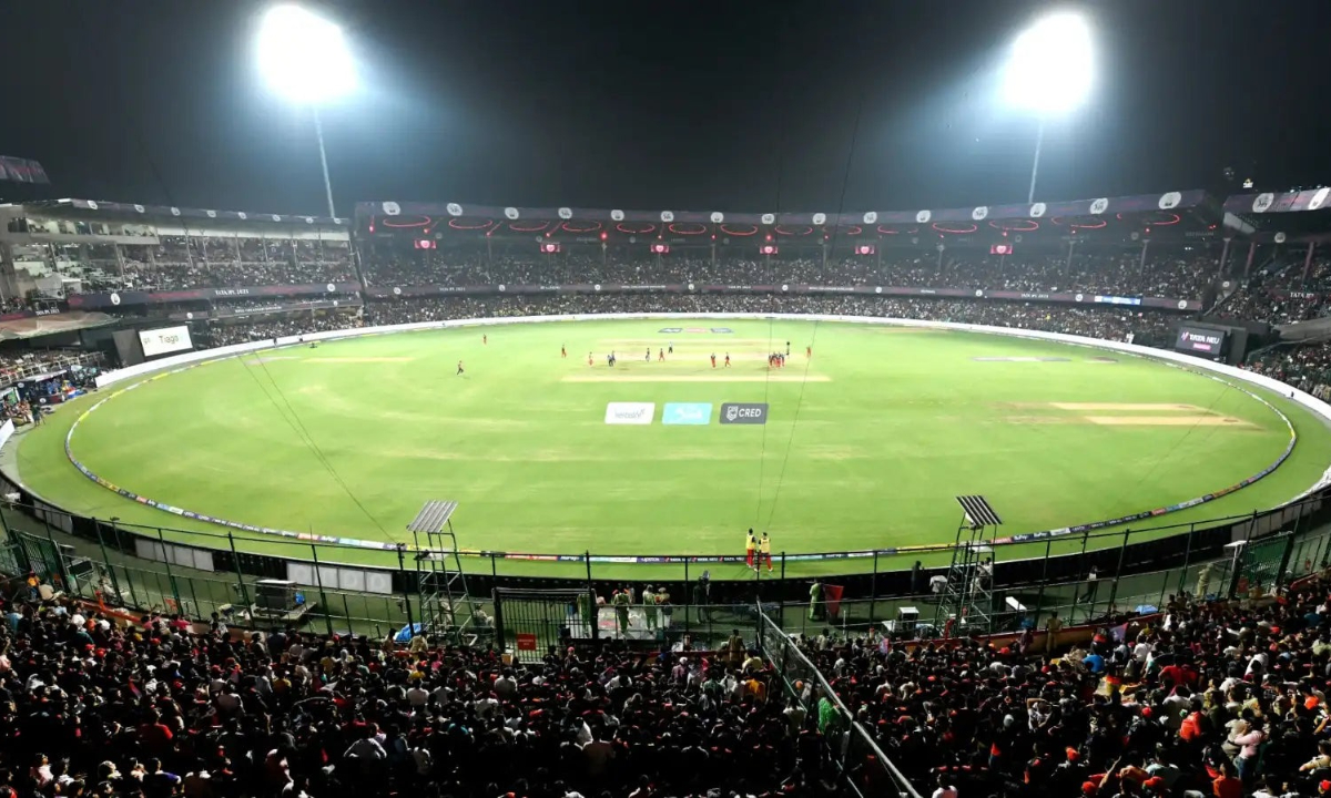 RCB: చిన్నస్వామి స్టేడియం దగ్గర తొక్కిసలాట.. ముగ్గురు అభిమానులు మృతి..!