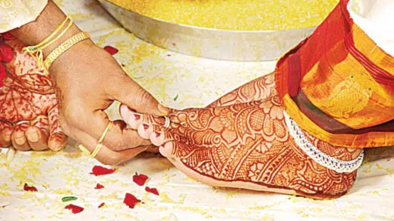 ఆడవాళ్లు కాళ్లకు మెట్టెలు ధరించడం వెనుక అసలు కారణాలివేనా.. ఈ విషయాలు మీకు తెలుసా?