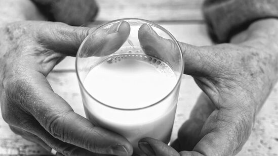 యాలకుల పాలు తాగడం వల్ల కలిగే లాభాలివే.. ఈ విషయాలు తెలిస్తే అస్సలు వదిలిపెట్టారు!