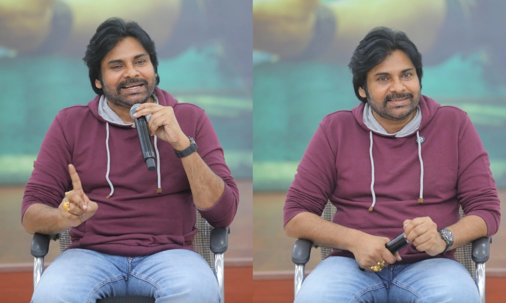 ‎Pawan Kalyan: హమ్మయ్యా.. చాలా రోజులకు కలర్ ఫుల్ గా కనిపించిన పవన్.. ఫోటోస్ వైరల్!