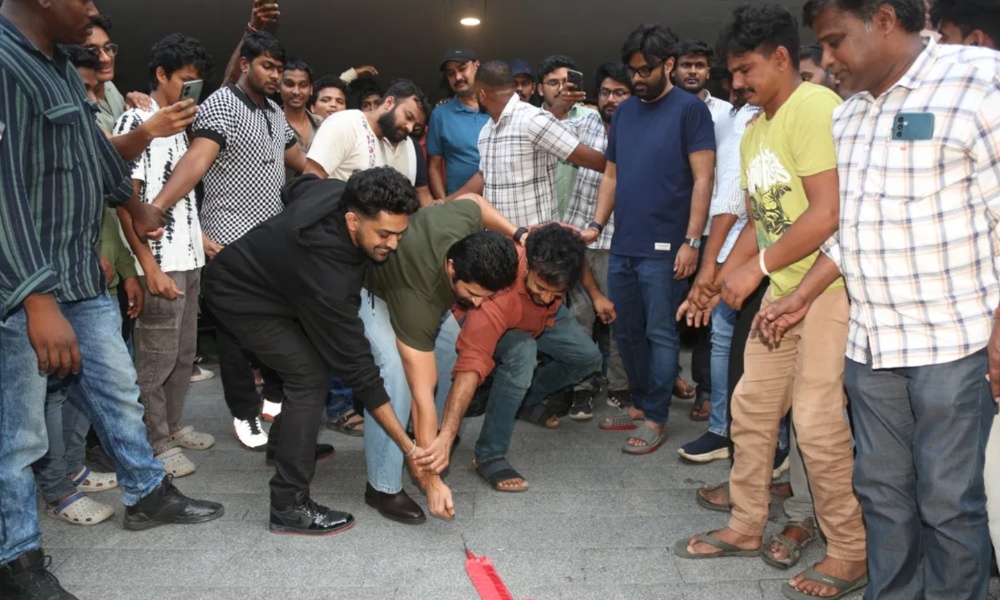 ‎Kingdom Movie: కింగ్‌డమ్‌ మూవీ సెలెబ్రేషన్స్.. బాణా సంచాలు పేల్చిన విజయ్.. ఫోటోస్ వైరల్!