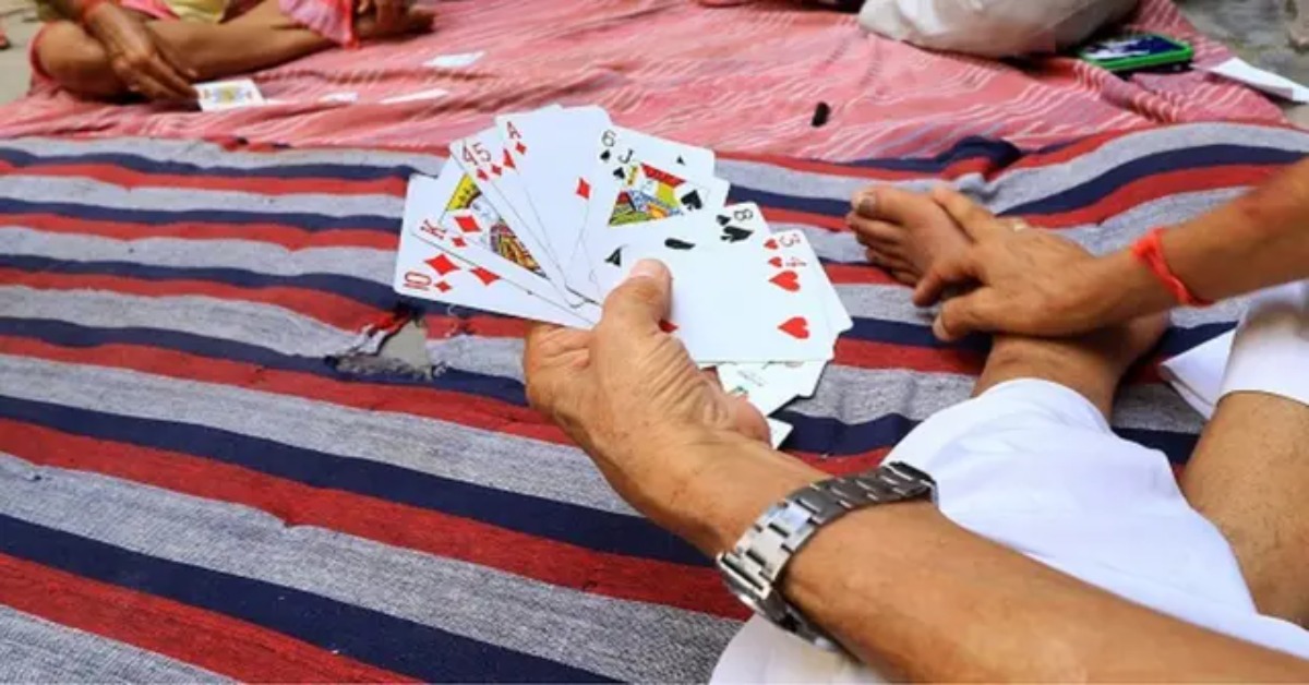 Playing cards in River: నది మధ్యలో పేకాట.. అటు ఇటు నీళ్లు.. ప్రాణభయంతో..