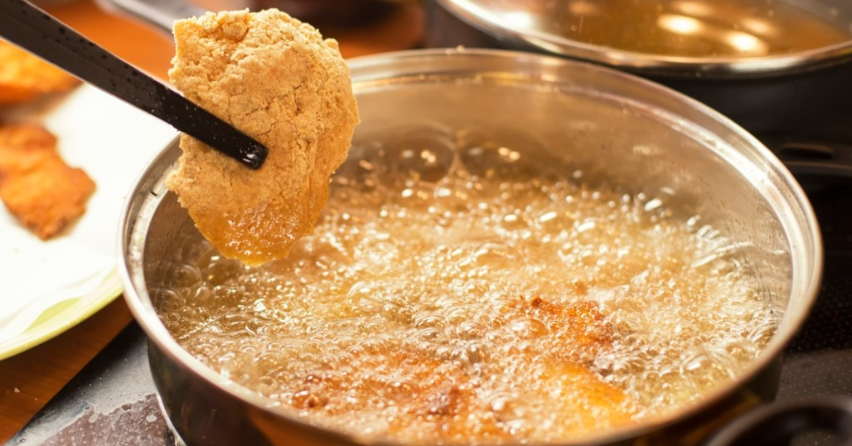 వంట తర్వాత మిగిలిన నూనెను పారేస్తున్నారా.. ఇలా వాడితే ఇంటికే మేలు, డబ్బు ఆదా..!