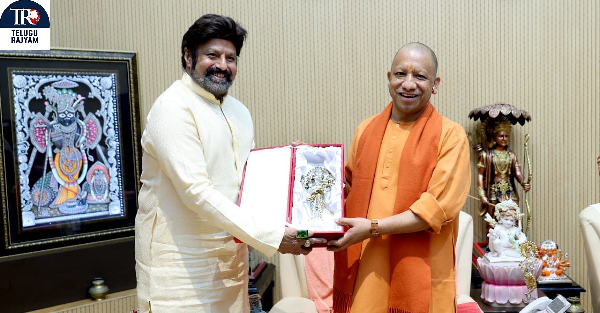 యుపి CM శ్రీ యోగి ఆదిత్యనాథ్‌ను కలిసి అఖండ త్రిశూల్‌ ని బహూకరించిన గాడ్ ఆఫ్ మాసెస్ బాలకృష్ణ, బోయపాటి శ్రీను, అఖండ 2 నిర్మాతలు